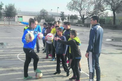 Jugadoras del AEM durante el entrenamiento con los escolares.