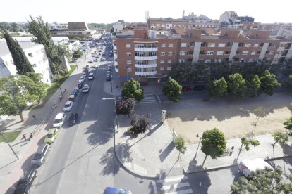 Vista de parte de la avenida Tortosa, donde está el pabellón, y el inicio de la rambla Corregidor Escofet.