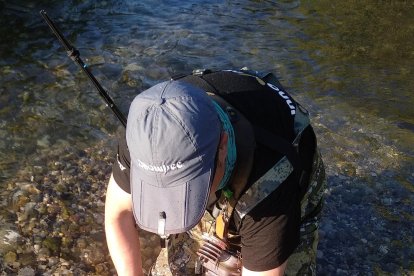 Un pescador ahir al Segre al seu pas per l’Alt Urgell.