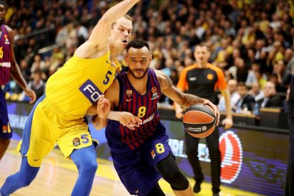 Adam Hanga conduce el balón ante Michael Roll.