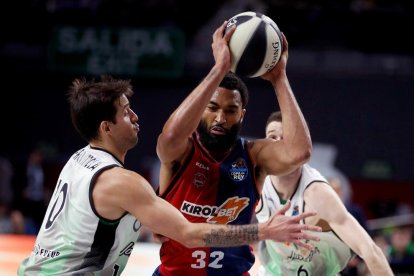 Hilliard, del Baskonia, intenta avanzar ante Laprovittola.