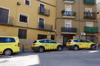 Cotxes del SEM ahir als voltants del local Lapallavacara de Balaguer, on es van fer els tests.