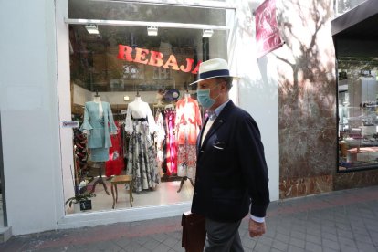 Un home protegit amb una mascareta, ahir, en un carrer de Madrid.