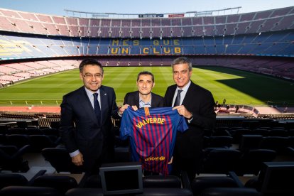 El presidente Josep Maria Bartomeu, Ernesto Valverde y el vicepresidente Jordi Mestre tras el acuerdo.