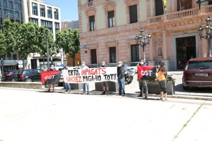 CGT denuncia impagaments i múltiples errors en les prestacions - El sindicat CGT va protestar ahir davant de la subdelegació del Govern a Lleida pels impagaments de prestacions a milers de treballadors, va dir, immersos en ERTO, a més de múltip ...