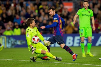 Leo Messi, que ayer jugó de falso ‘9’, no faltó a su cita con el gol.