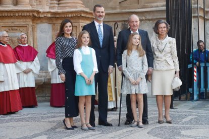 Imatge d’arxiu del rei Felip VI, la seua dona i filles amb els seus pares, Joan Carles I i Sofia.