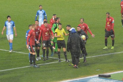 El partit tan sols va durar 14 minuts en no poder jugar-se en condicions.