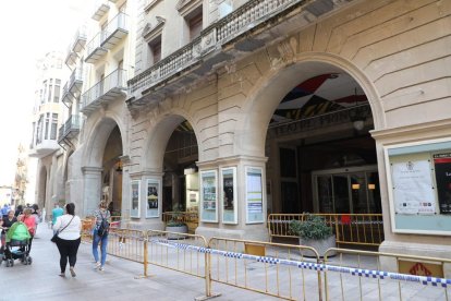 La fachada deteriorada de este edificio, construido en 1948.