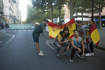 Cinc joves, amb banderes d'Espanya, a la manifestació