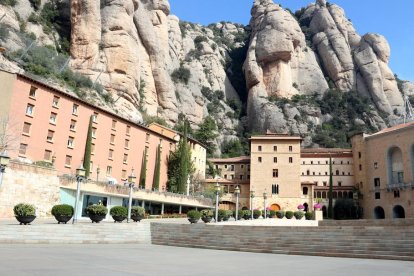 Imatge inusual de l’esplanada de la basílica de Montserrat totalment buida ahir al migdia.