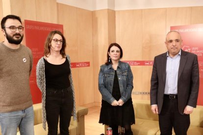 Los diputados de la CUP Albert Botran y Mireia Vehí, junto a los negociadores del PSOE.