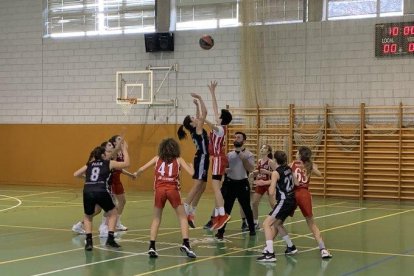 Una acció del partit entre el CB Lleida i el Femení Maresme.