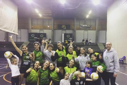 Plantilla del Balàfia Volei femenino, que ha ascendido a Primera Catalana.