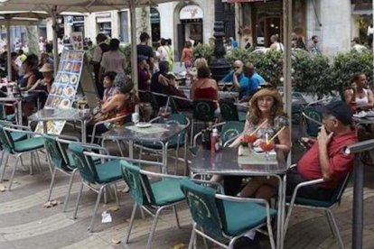 Una terraza, ayer, en Barcelona.