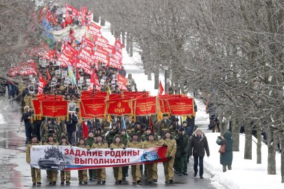 Veteranos rusos acuden a la conmemoración de la retirada.