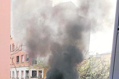 Incendi ahir d’un contenidor al carrer Bisbe Galindo.