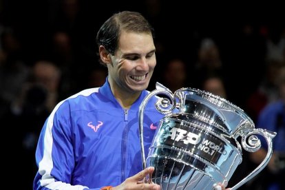 Rafa Nadal, con el trofeo de número 1 con el que acabará el año.