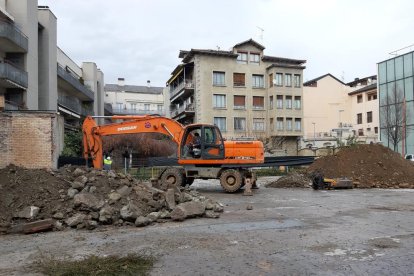 Imagen de ayer de los primeros movimientos de tierra para construir el nuevo CAP de La Seu d’Urgell. 