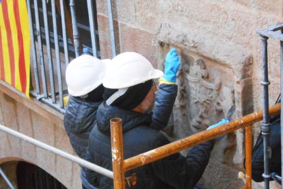 Los restauradores trabajando en uno de estos elementos.