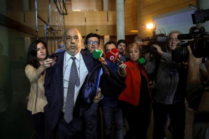 Álvarez Conde, ayer, a su llegada a la Asamblea de Madrid.