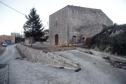 La plaça de l’església romànica de Sant Salvador.