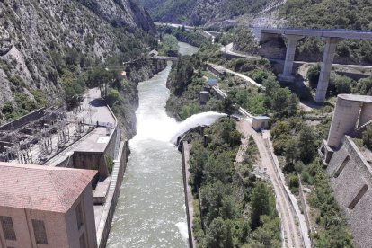 El pantà d’Oliana, al Segre, està al 99% de capacitat i desembassa 12 metres cúbics per segon per turbines. A la dreta, Camarasa, a la Noguera Pallaresa.