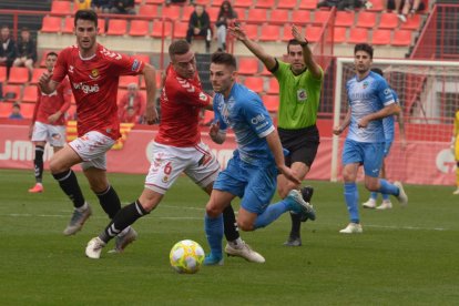 Liberto se escapa de Juan Rodríguez en la acción en la que, pese a ser objeto de tres faltas, el colegiado dejó seguir el juego para acabar silbando el penalti que supuso el empate grana.