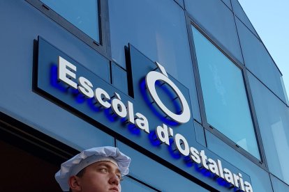 Cocinero  -  Andrei Moravele, de 18 años y nacido en Vielha, lleva dos años estudiando cocina y actualmente está trabajando en el restaurante El Portalet de Bossòst. Ahora forma parte de los aspirantes a convertirse en una promesa de la alta co ...