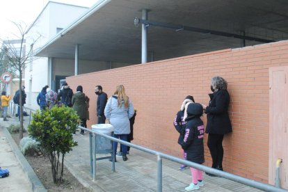 Les famílies de Linyola fent cua per poder participar en el cribratge al col·legi.