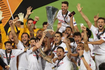 Els futbolistes del Sevilla celebren el seu sisè títol a la Lliga Europa al guanyar a la final l’Inter.