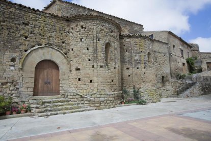 Imatge de la capçalera de Sant Pere de Talteüll, amb la singularitat dels dos absis al costat de la porta.