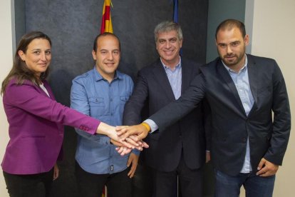 Lluís Cortés, junto a directivos del club y de la sección femenina.