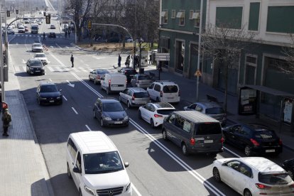 La calle Príncep de Viana, con dos carriles de circulación por sentido