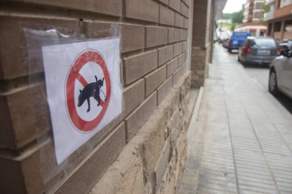 Un dels cartells, en un façana del carrer Bellpuig.