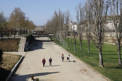 Gent a la canalització del riu a Lleida aquest diumenge.