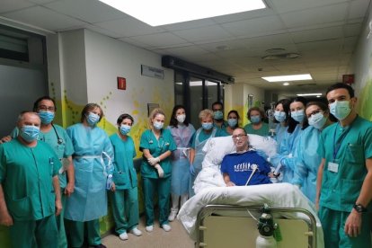 El pacient, amb els professionals de l’UCI de l’Hospital Reina Sofía i la seua família.