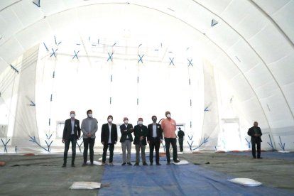 Gavín (tercero izq.), ayer durante su visita al nuevo hangar hinchable del aeropuerto de Alguaire. 