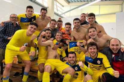 Los jugadores del Tàrrega celebran la victoria en el vestuario.