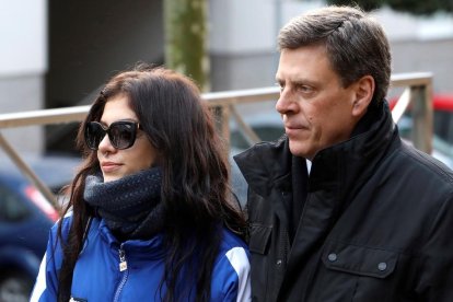 La hermana y el padre de Diana Quer, fuera de los juzgados.