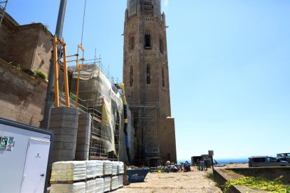 Les tasques de restauració van arrancar ahir a l’àrea de la Porta dels Apòstols i del campanar.