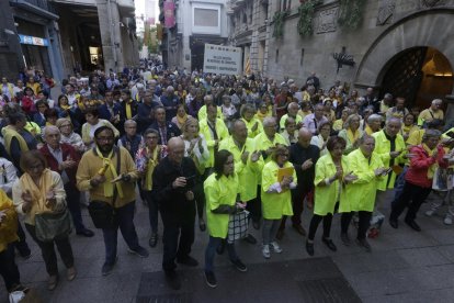 Los ‘cantaires’ recuerdan a Òscar Mirón  -  Los cantaires reunidos en la plaza Paeria de Lleida quisieron recordar ayer al fotógrafo de SEGRE Òscar Mirón, fallecido en accidente de tráfico el sábado, con el Cant dels ocells y un minuto d ...