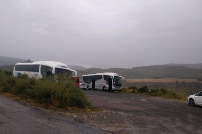 Dos autocars estacionats davant del tram tallat de via.