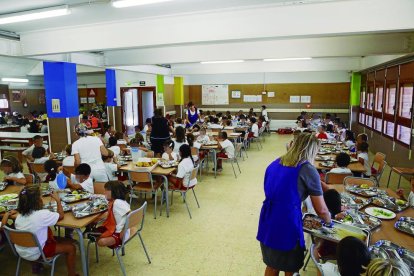 Imatge d'arxiu d'alumnes en un menjador escolar en una escola de Lleida.