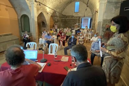 Debat sobre la Cervera cultural de Josep Benet, ahir a l’església de Sant Joan Degollat.