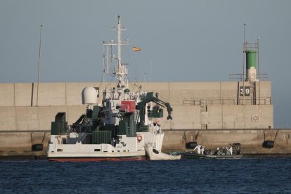 Efectius de la Guàrdia Civil a l’arribar a port després del rescat.