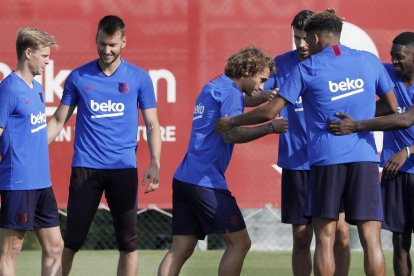 De Jong, Neto y Griezmann, las caras nuevas ayer en el primer entrenamiento del Barcelona.