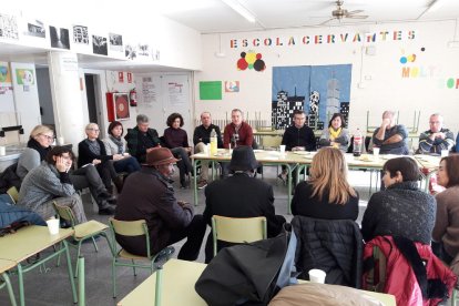 Una vintena de persones van visitar el barri i van participar en diàleg a l’Escola Cervantes.