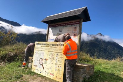 La instal·lació d’un dels plafons de les rutes senderistes.