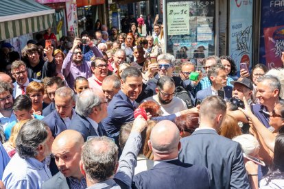 Sánchez, ayer, paseando por las calles de Vallecas.